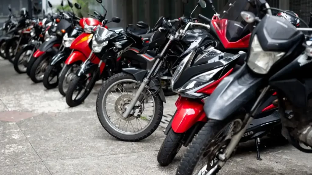 Vários modelos de motocicletas de alta performance estacionadas em uma rua.